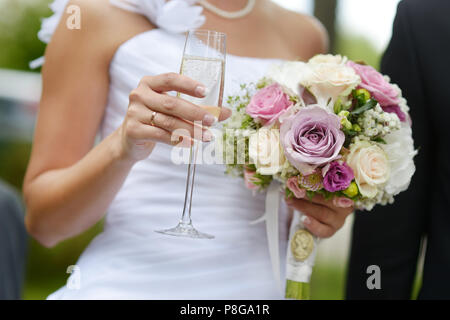 Mariée est maintenant un bouquet de mariage et d'un verre de champagne Banque D'Images