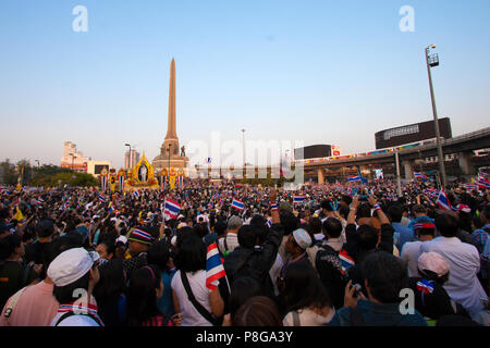 BANGKOK-DEC 22:personnes non identifiées à Victory Monument à expulser Yingluck et demander à la réforme avant l'élection le 22 décembre 2013 à Bangkok, Thaïlande. Banque D'Images