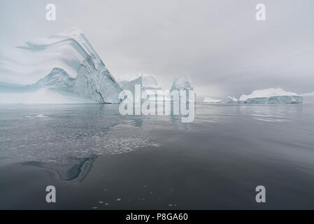 Kangertittitaq, Groenland, Danemark, Icebergs à Røde Fjord, qui fait partie de Scoresby Sund.Der sogenannte Eisbergfriedhof Banque D'Images