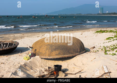 Da Nang Bay : local coracles (-chai thung) sur la plage de Đà Nẵng, Viet Nam Banque D'Images