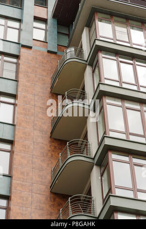 Partie d'une maison moderne avec balcon Banque D'Images