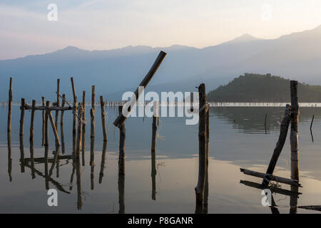 Une soirée paisible au tour d'une lagune (Đầm Lập Phú Lộc Un), Viet Nam, Banque D'Images