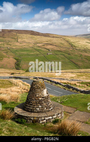 Royaume-uni, Angleterre, dans le Yorkshire, Swaledale, Muker pierre paroisse la borne frontière à côté de route de col Buttertubs Banque D'Images