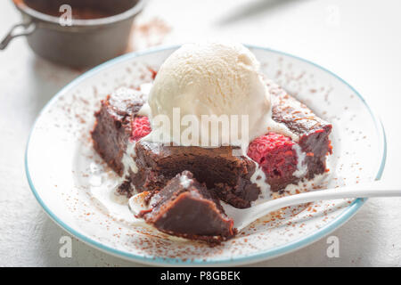 Brownies au chocolat framboise, glace vanille crème Banque D'Images