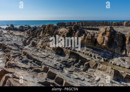 Formations rocheuses sur la côte de l'océan Atlantique près de Bude également connu sous le nom de Formations de Bude, Cornwall, Angleterre du Nord, Royaume-Uni Banque D'Images