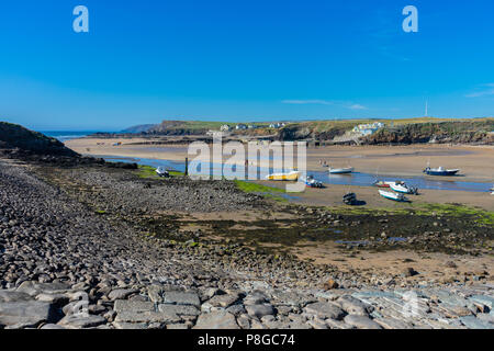 Port de Bude en Cornouailles du Nord avec des bateaux à marée basse, Bude, Cornwall, Angleterre du Nord, Royaume-Uni Banque D'Images