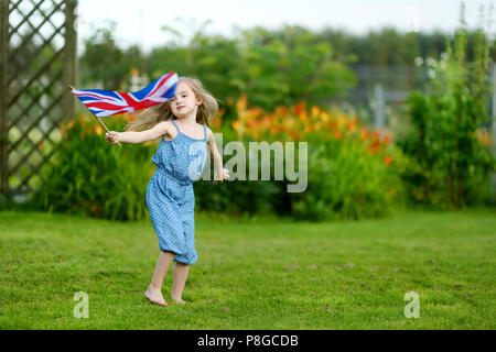 Adorable petite fille avec United Kingdom flag Banque D'Images