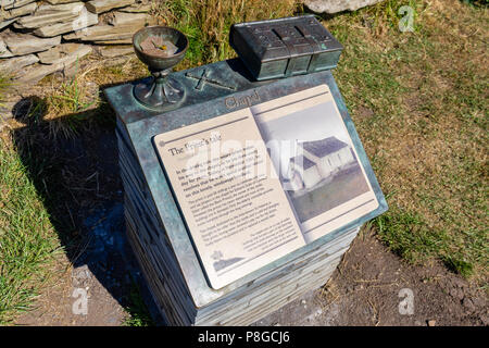 Inscrivez-vous pour la chapelle demeure et 'Les prêtres' tale sur l'île de Tintagel racontant l'histoire de Château de Tintagel en Cornouailles du Nord, Angleterre, RU Banque D'Images