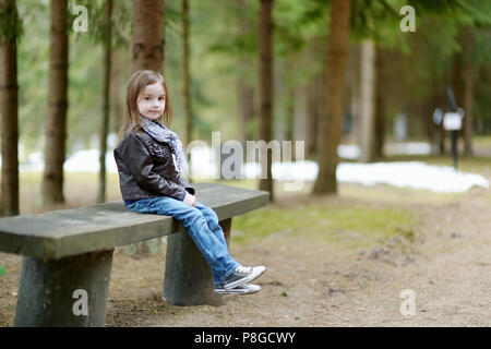 Adorable petite fille marche en forêt sur journée d'été Banque D'Images