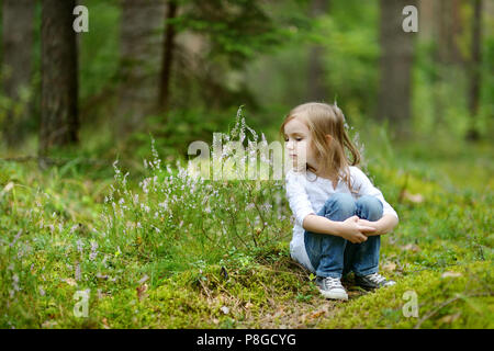 Adorable petite fille marche en forêt sur journée d'été Banque D'Images