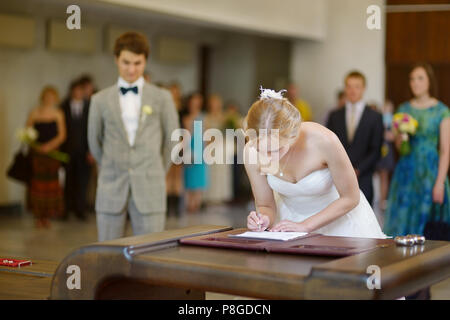 La signature de la licence de mariage mariée de mariage ou de contrat Banque D'Images