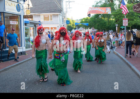 Mermaids promenade le long de la rue commerciale au centre-ville de Provincetown, Massachusetts, USA Banque D'Images