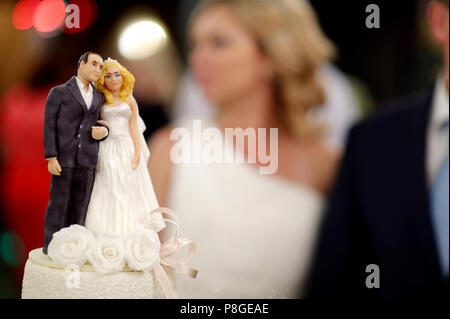 Libre de gâteau de mariage topper figurines à la réception Banque D'Images