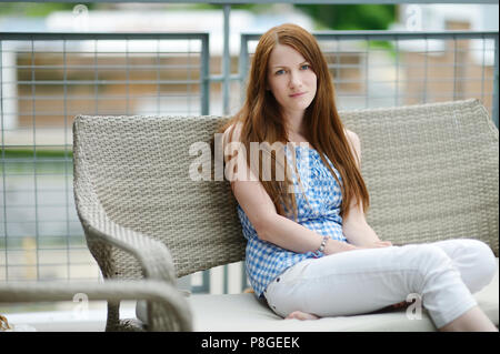 Portrait de jeune femme à l'extérieur à l'été Banque D'Images