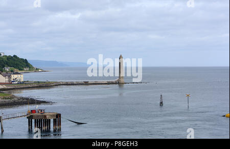 Le port de Larne et la Chaine Memorial Tower lighthouse. Larne, comté d'Antrim, en Irlande du Nord, Royaume-Uni. Banque D'Images