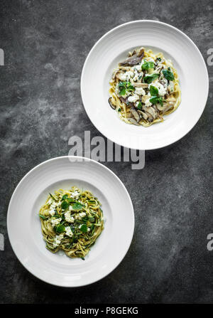 La ricotta italienne biologique gastronomique et aux champignons tagliatelles fraîches herbes assiettes Banque D'Images