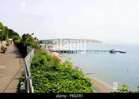 Sandown, Isle of Wight, UK. Le 24 juin 2018. Le vue depuis la falaise du sentier côtier de la jetée et bay avec Culver cliffs à l'horizon de Sandow Banque D'Images