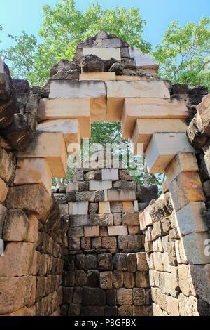 Prasat Sdok Kok Thom le parc historique en Thaïlande, est un ancien temple hindou Shiva Khmer dédié à base de latérite rouge brique et grès. Banque D'Images