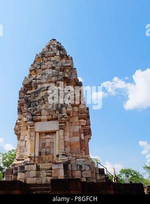 Prasat Sdok Kok Thom le parc historique en Thaïlande avec Shiva Lingam Pôle, est un ancien temple hindou Shiva Khmer dédié à base de latérite rouge B Banque D'Images