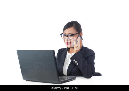 Business Woman looking at the phone, l'analyse de l'arrière-plan blanc. Banque D'Images