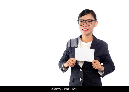 Asian Business woman tenir la carte blanc isolé sur fond blanc. Banque D'Images