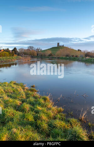 Tôt le matin voir de Burrow Mump à partir de la jonction de la rivière Parrett et la rivière Tone, Burrowbridge, Somerset, England, UK Banque D'Images