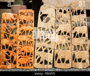 Art tribal africain de cinq grands animaux d'Afrique du Sud, pour la vente à un décrochage du marché. Cette oeuvre est générique et disponibles dans les divers marchés dans Banque D'Images