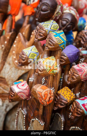 Art tribal d'Afrique pour la vente à un décrochage du marché. Cette oeuvre est générique et largement disponibles sur tous les marchés en Afrique du Sud. Banque D'Images