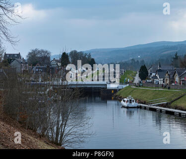 Le pont tournant et d'écluses sur le Canal Calédonien à Fort Augustus, Highland, Scotland, UK Banque D'Images