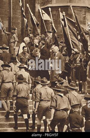 "Avec des Boy Scouts à Windsor', 1937. Artiste : Inconnu. Banque D'Images