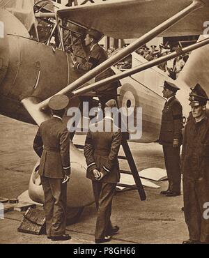 'Avec la Royal Air Force', 1936 (1937). Le roi Édouard VIII sur une tournée d'inspection de la RAF monte l'échelle pour regarder dans le cockpit. Souvenir du couronnement de Banque D'Images