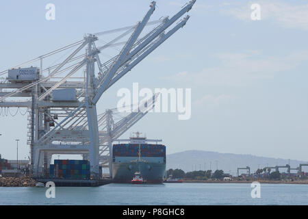 Le géant de l'emballage du navire COSCO COSCO, PORTUGAL, arrivant au quai J dans le terminal à conteneurs de Long Beach, Californie, USA. Banque D'Images