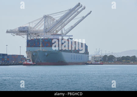 Le géant de l'emballage du navire COSCO COSCO, PORTUGAL, arrivant au quai J dans le terminal à conteneurs de Long Beach, Californie, USA. Banque D'Images