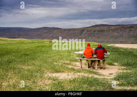 Les personnes ayant un pique-nique par la côte, Patreksfjordur, Islande, Fjords de l'Ouest Banque D'Images