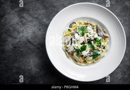 La ricotta italienne biologique gastronomique et aux champignons tagliatelles fraîches d'herbes Banque D'Images