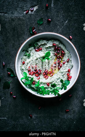 Baba Ghanoush de fines herbes, d'huile d'olive, et la grenade. Banque D'Images