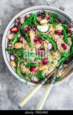 Asperges et fraises Salade de quinoa avec l'aneth. Banque D'Images