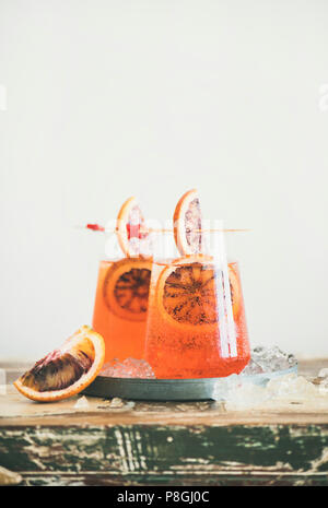 Deux verres d'alcool italien Aperol Spritz cocktail avec de la glace et les tranches d'orange sanguine, de copier l'espace. Aperol Spritz traditionnel cocktail. Rafraîchissement d'été Banque D'Images