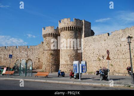 Tours sur le mur fortifié médiéval par Kolona Harbour dans la vieille ville de Rhodes sur l'île grecque de Rhodes le 12 juin 2018. Banque D'Images