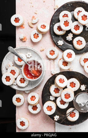 Confiture de pamplemousse linzer cookies remplis saupoudrés de sucre en poudre. Banque D'Images