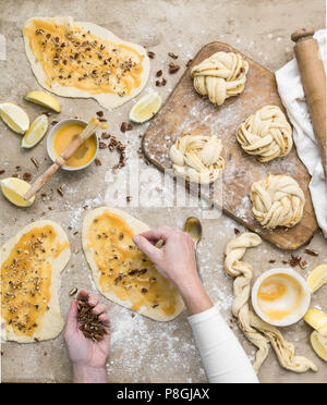 Brioches sucrées aux noix de pécan de citron faite avec le lait caillé de citron et de pacanes hachées. Banque D'Images