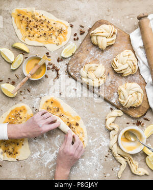 Brioches sucrées aux noix de pécan de citron faite avec le lait caillé de citron et de pacanes hachées. Banque D'Images