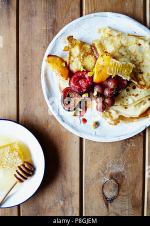 Crêpes aux fruits et miel Banque D'Images