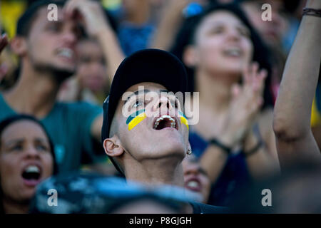 Coupe du monde - 6 juillet 2018 : Brazilian soccer fan réagit comme il regarde en direct de son équipe, qui correspondent à l'encontre de la Belgique au centre-ville de Rio de Janeiro Banque D'Images