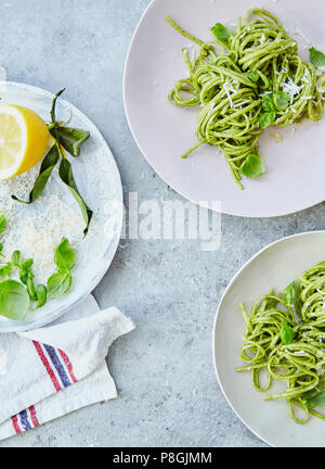 Pâtes au pesto d'été sur fond noir en gris Banque D'Images