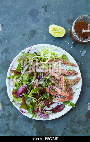 Salade de boeuf thaï sur fond de Zinc Banque D'Images