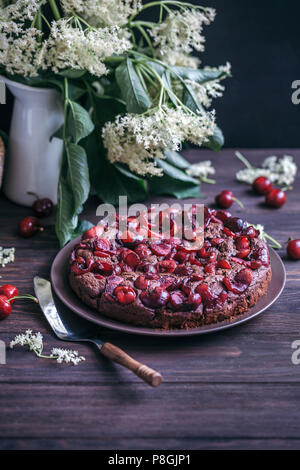 Gâteau au chocolat sur un plat de service Banque D'Images