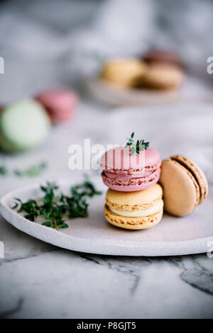 Macarons colorés sur un fond de marbre Banque D'Images