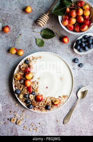 Le Yogourt et fruits d'été frais sur fond gris Banque D'Images