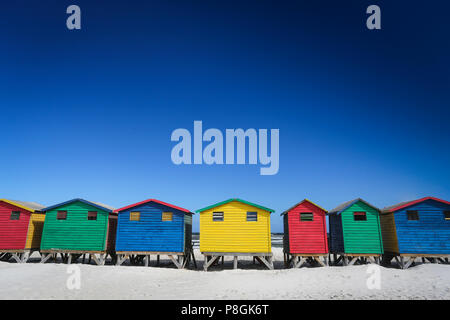 Maisons colorées sur la plage de sable blanc avec ciel bleu en arrière-plan à Cape Town, Afrique du Sud Banque D'Images